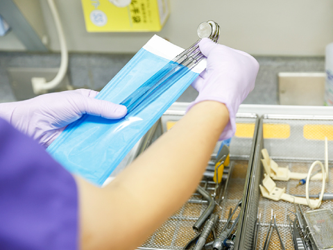 滅菌パックの準備をしている写真